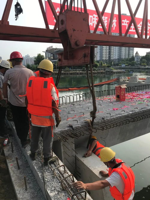 河北大街東段新開河橋建設(shè)工程首段箱梁吊裝順利完成